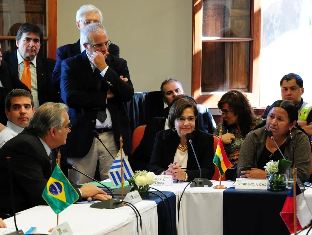 En la reunión del CAS la ministra boliviana Nemesia Achacollo (derecha) y ministro Enzo Benech (izquierda)