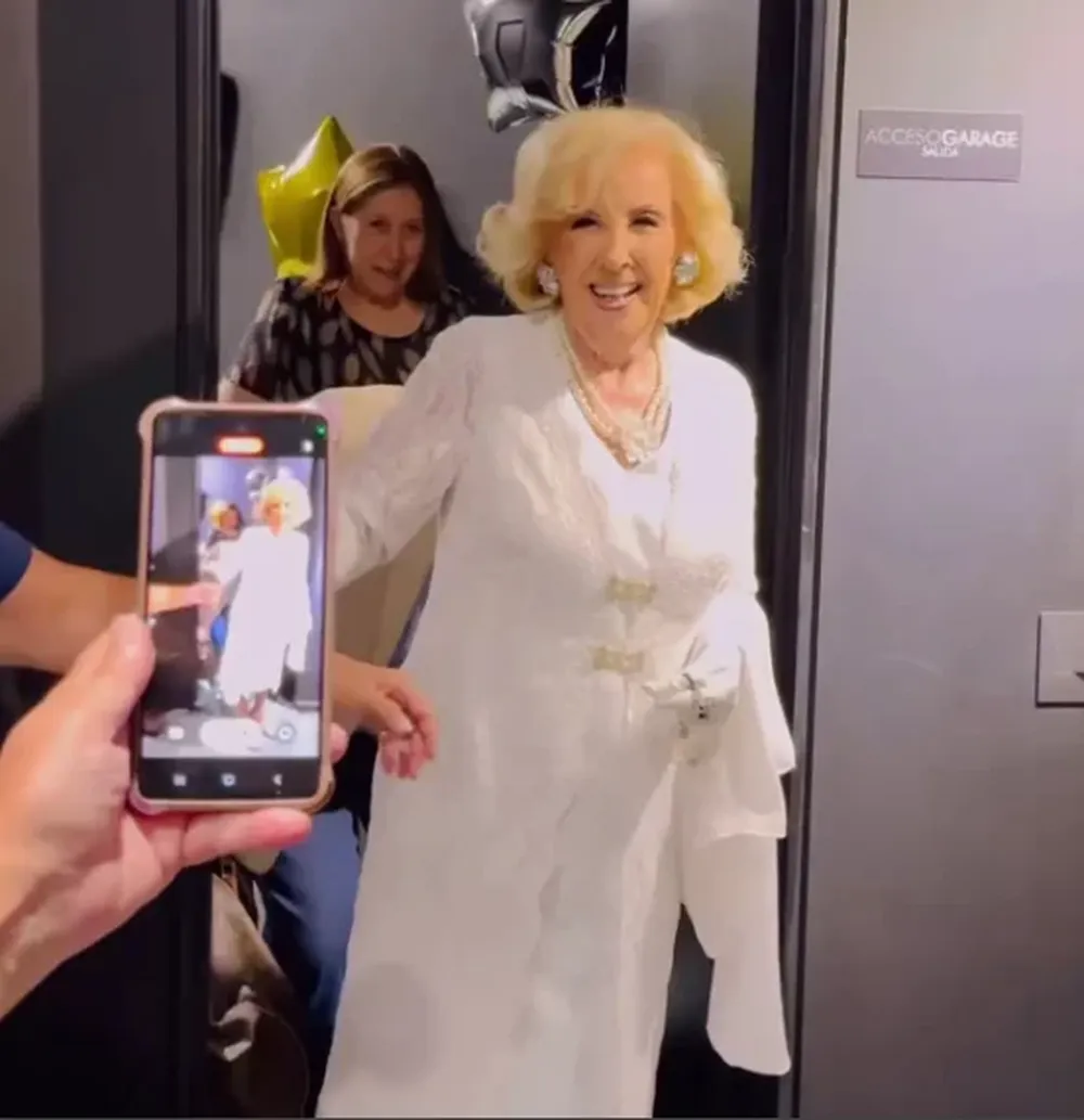 La alegría de Mirtha al ser recibida por su equipo con una ovación