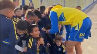 Edinson Cavani con los niños de Boca Juniors