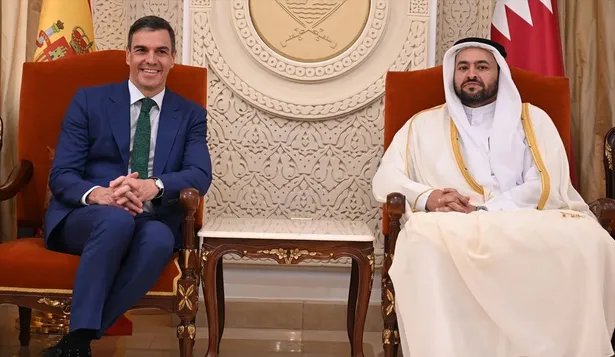 El presidente del Gobierno de España, Pedro Sánchez (i), mantiene una reunión con el secretario de Estado de Ministerio de Asuntos Exteriores de Catar, Mohammed bin Abdulaziz Al-Khulaifi