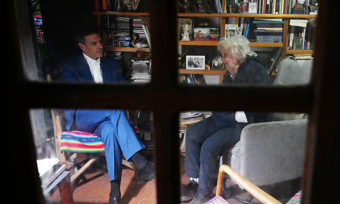 Pedro Sánchez junto a Lucía Topolansky en la chacra del fallecido expresidente José Mujica