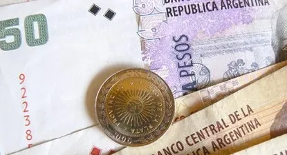 Batalla cultural” para pesificar acelera la recesión en Argentina