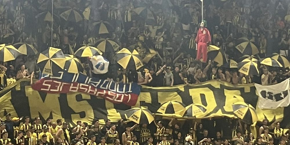 Los distintos objetos que mostró la hinchada de Peñarol en el clásico