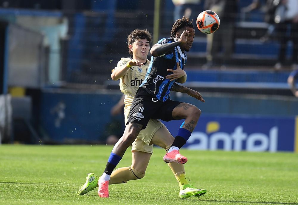 Nahuel Herrera de Peñarol ante Abel Hernández de Liverpool por el Torneo Clausura