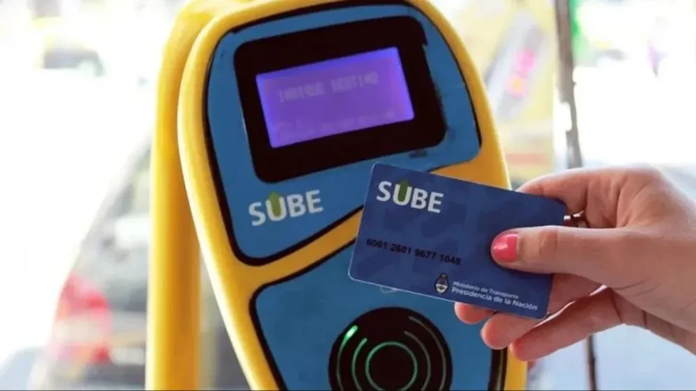 Filas interminables para registrar la tarjeta SUBE en Once