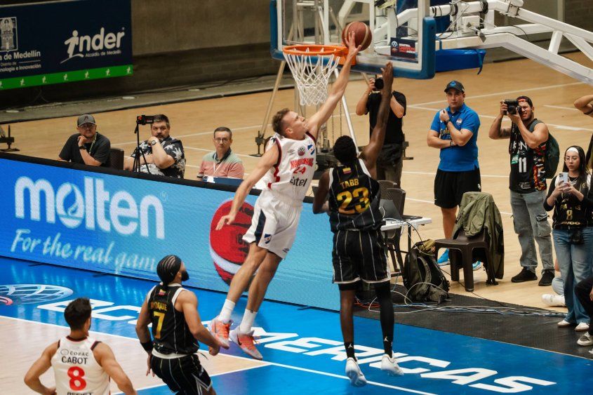 Connor Zinaich realiza un tapón en el partido ante Paisas