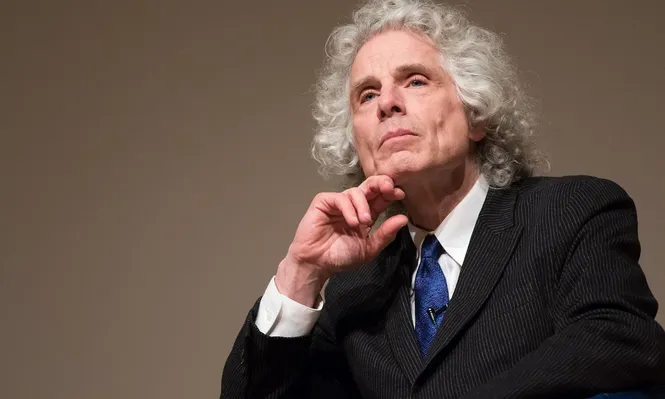 Quién es y cómo piensa el gurú de la felicidad al que sigue Bill Gates