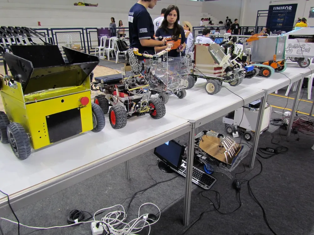 El robot programado para ser un limpiador de playas, según las exigencias del concurso