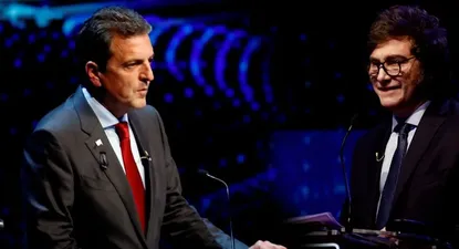 Sergio Massa y Javier MIlei mano a mano