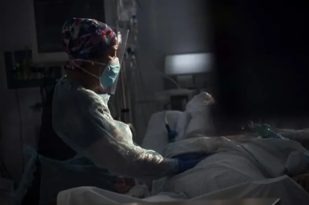 Personal sanitario atiende a un paciente afectado por el covid-19