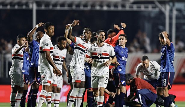 Juan Izquierdo se desploma en el partido Nacional vs San Pablo