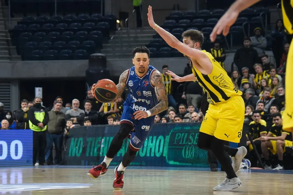 El partido terminó Biguá 98 - Peñarol 76