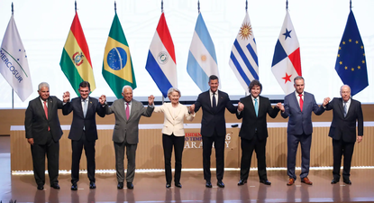 Una postal muy distinta. La firma del acuerdo en Asunción, cuando parecía que finalmente el consenso había sido posible. Pero una vez más, el proyecto de integración se frustra en tiempos delicados de reconfiguración del comercio global.