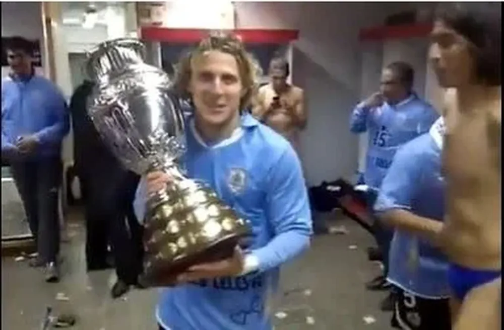 Diego Forlán con la Copa América y el Loco Abreu al lado