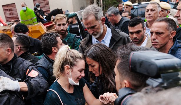 El año en que los Reyes bajaron al barro: Felipe VI consolida su reinado y mejora su imagen