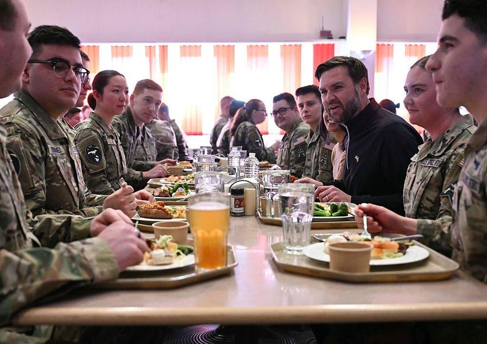 El matrimonio Vance almorzó con los militares de la base que Estados Unidos tiene en Groenlandia.