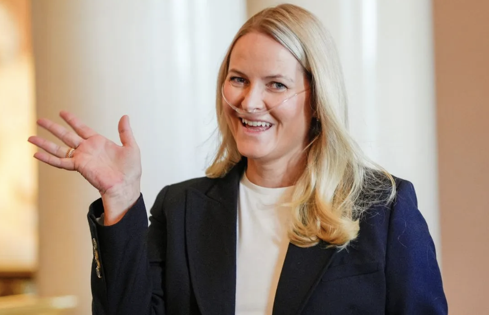 Mette-Marit en una aparición pública en abril con una cánula respiratoria.&nbsp;