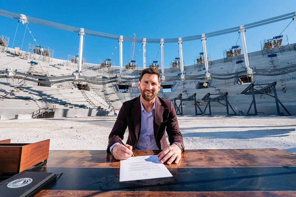 Lionel Messi se acerca a Barcelona.