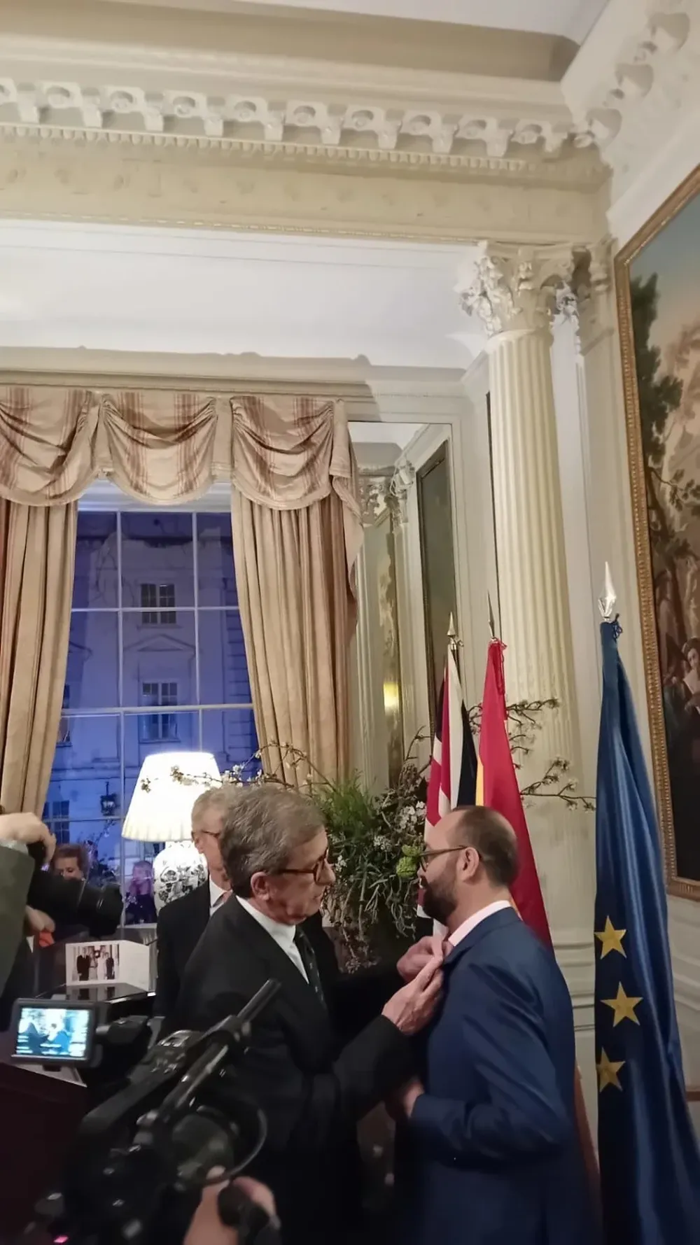 El chef José Pizarro recibe la Cruz de Oficial de la Orden de Isabel la Católica.