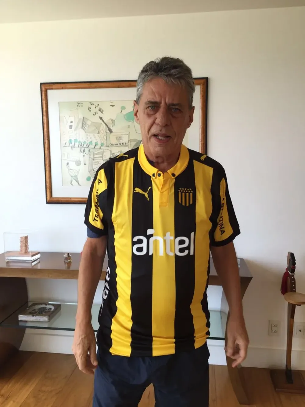 Chico Buarque, con su camiseta de Peñarol