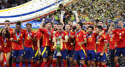 La selección española levanta la copa de Europa.