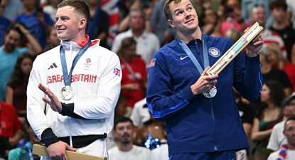 Adam Peaty y Nic Fink en la entrega de medallas tras los 100 metros pecho en los Juegos Olímpicos París 2024