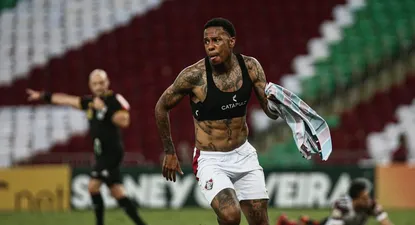 Abel Hernández comienza el festejo de su gol para Fluminense en el clásico contra Flamengo