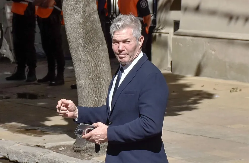 Fernando Burlando se sacó el traje