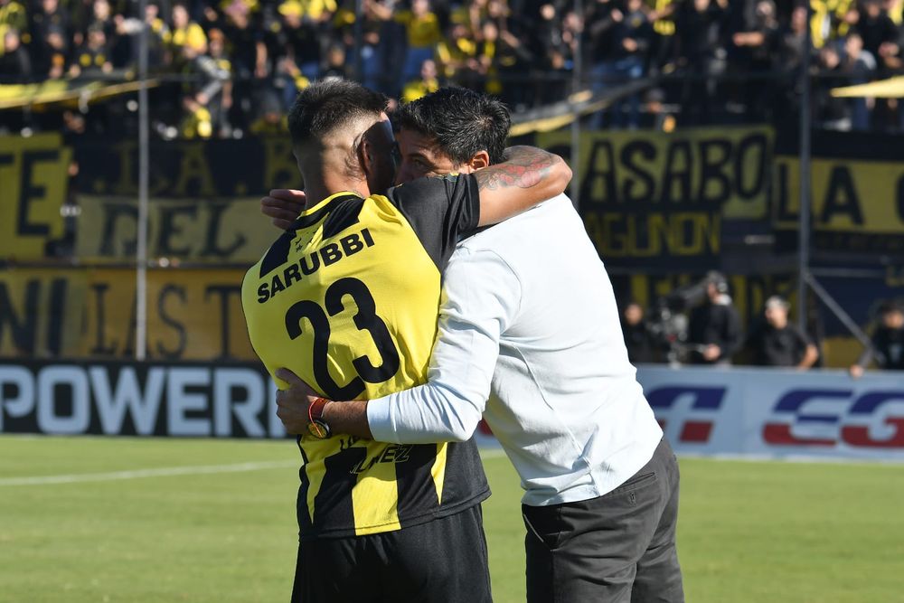 El saludo previo al partido de Javier Méndez y Juan Manuel Olivera El saludo previo al partido de Javier Méndez y Juan Manuel Olivera