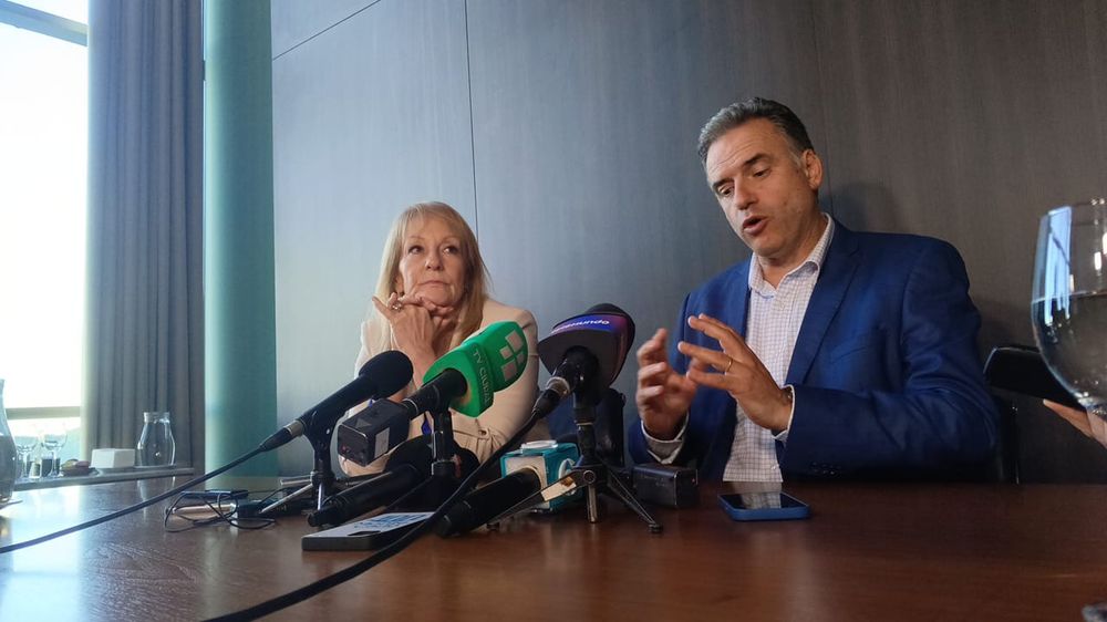 Carolina Cosse y Yamandú Orsi en la conferencia de este martes en el Hampton by Hilton