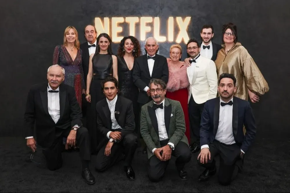 El equipo de La sociedad de la nieve en el after-party de Netflix, con los uruguayos Enzo Vogrincic, Fernando Parrado y Pablo Vierci
