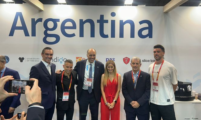 El embajador argentino Wenceslao Bunge, junto al subsecretario de Deportes de Argentina, Diógenes de Urquiza; a Sonia Cea Quintana, Delegada de Deportes del Ayuntamiento de Madrid; el futbolista Javier Saviola; y la estrella del vóley argentino, Facundo Conte. &nbsp;