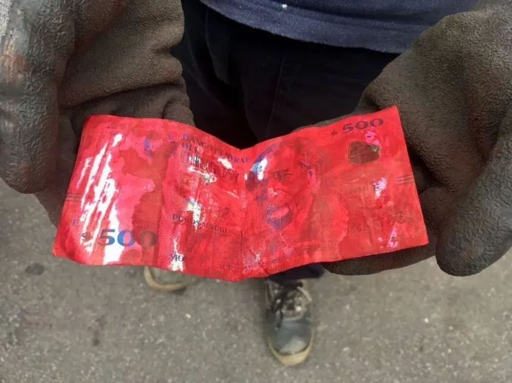 Billete manchado con el sistema de entintado que implementó el Ministerio del Interior identificar el dinero extraído de cajeros explotados.