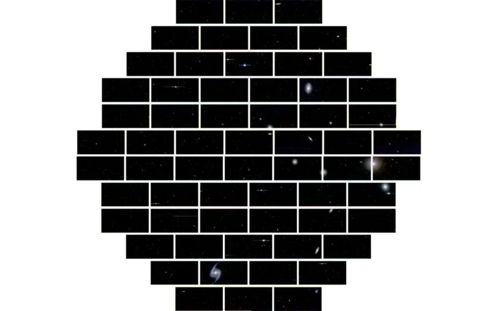 Una de las primeras imágenes en 62 cuadros que tomó la cámara fue del cúmulo Fornax de galaxias, que se encuentra a unos 60 millones de años luz de la Tierra