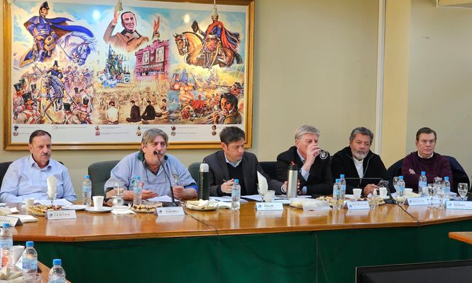Kicillof junto a referentes del peronismo en SMATA.