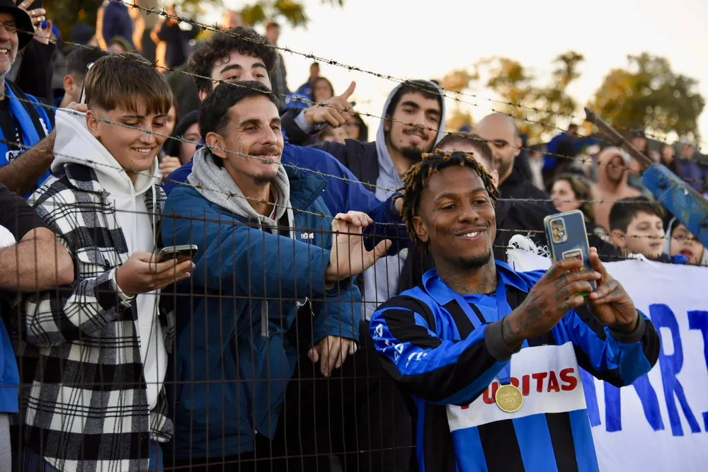 Abel Hernández se tomó una selfie con los hinchas de Liverpool tras ganar el título del Torneo Apertura