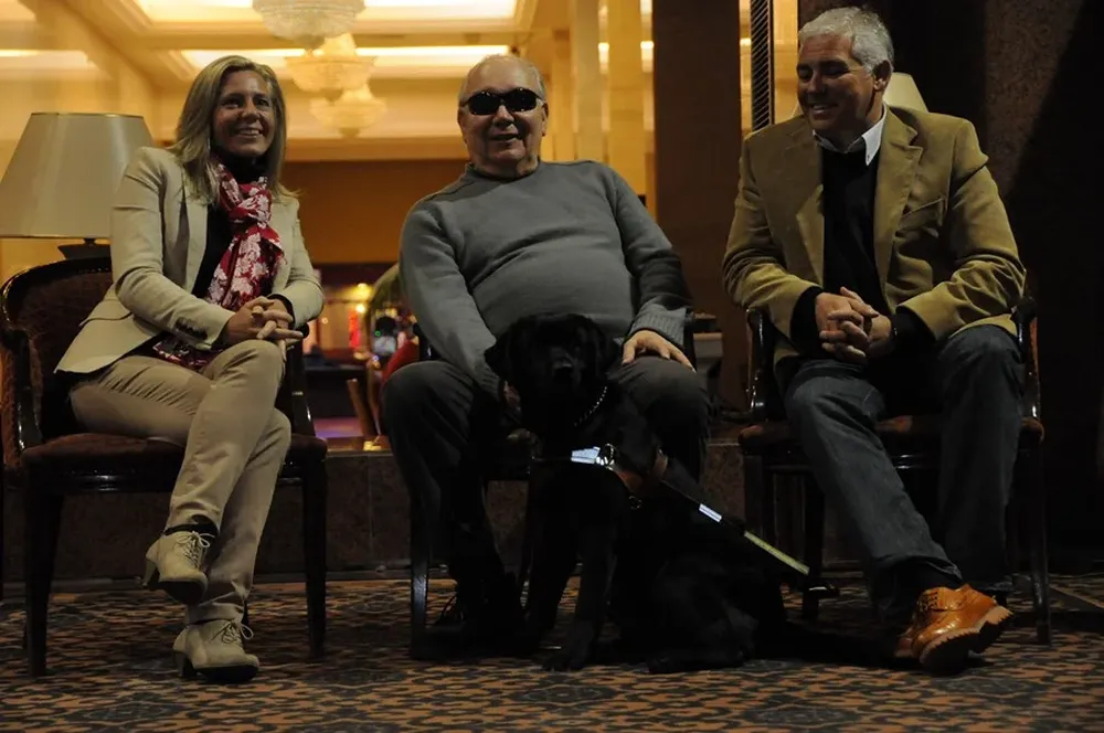 Kefford, Calcagno junto a Sunnee y Álvarez Campos en su cruzada por una escuela de perros guía
