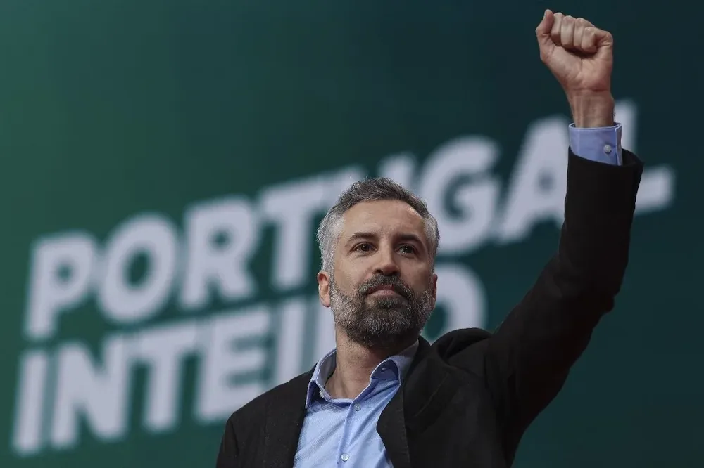 El nuevo secretario general del PSP, Pedro Nuno Santos, saluda a la militancia en el 24° congreso del partido.