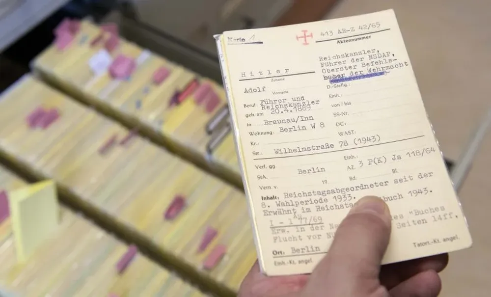 Fiscal alemán muestra una ficha con el nombre de Adolf Hitler en sala de archivos
