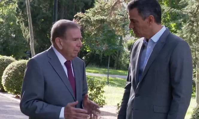 Edmundo González Urrutia, candidato opositor en Venezuela, y Pedro Sánchez, presidente de España, dialogan en la Moncloa, Madrid.