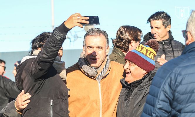 Yamandú Orsi se saca una foto con dos personas en el partido de la C