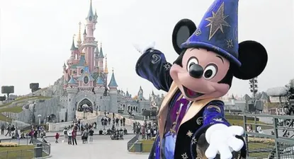 Los eurodiputados terminaron en Eurodisney.