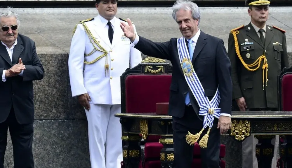 Tabaré Vázquez saluda con la banda presidencial.