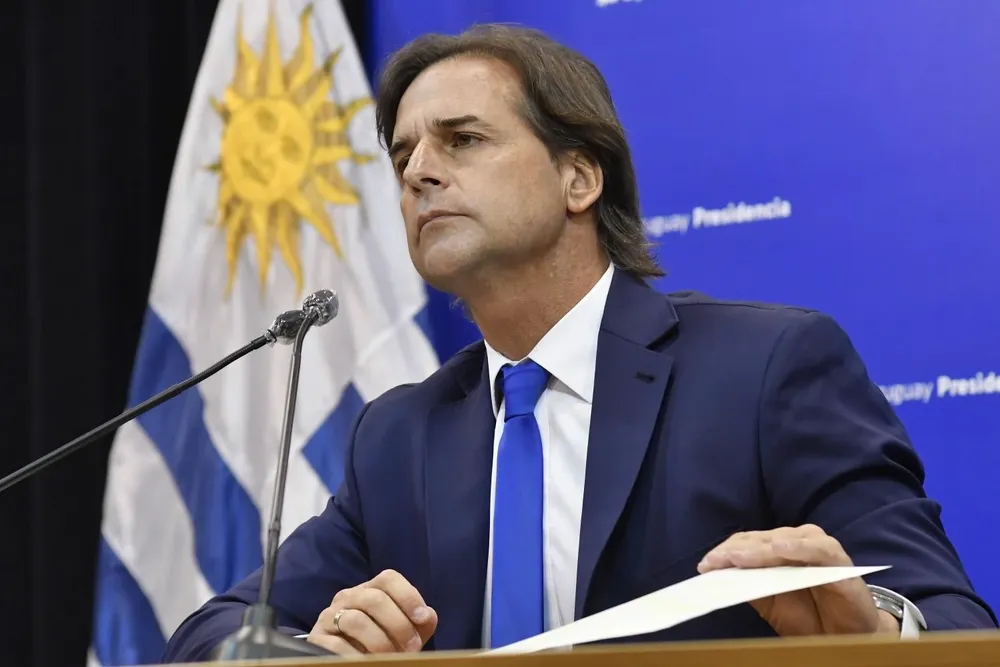 Foto de archivo. El presidente Luis Lacalle Pou da una conferencia en el piso 1 de la Torre Ejecutiva, el 23 de marzo de 2022