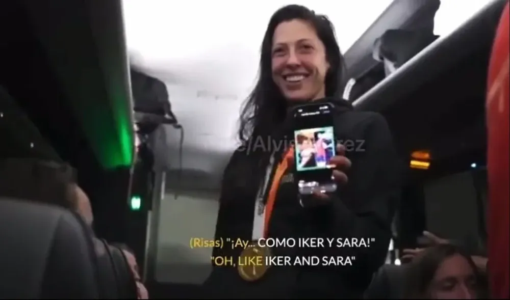 Jenni muestra la foto del beso y sonríe