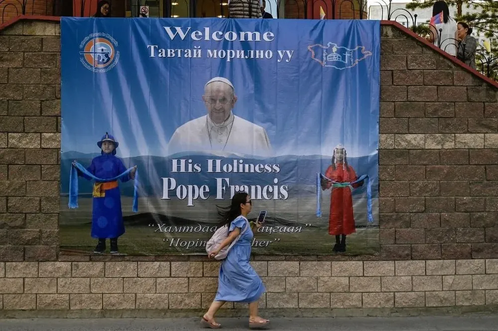 Imágenes que anuncian la visita del papa Francisco en la capital de Mongolia