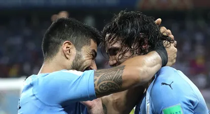 Luis Suárez y Edinson Cavani celebrando con la selección de Uruguay