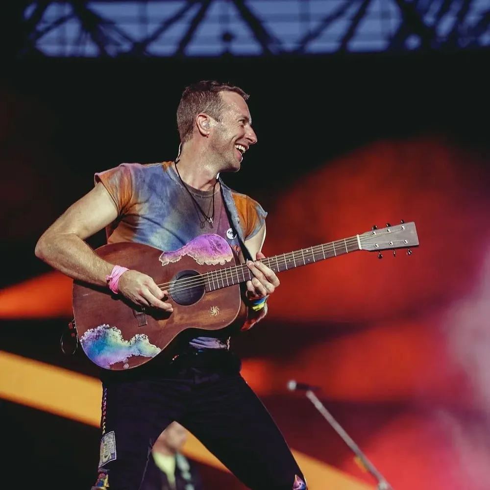 Chris Martin tiene una infección pulmonar que obliga a suspender fechas de su gira internacional