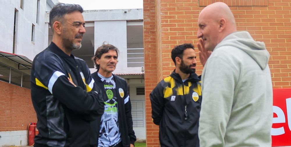 Álvaro Recoba, técnico de Deportivo Táchira de Venezuela, dialogando con el uruguayo Pablo Repetto, entrenador de Independiente Santa Fe de Colombia
