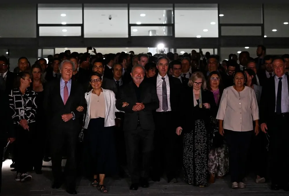 El presidente de Brasil, Lula da Silva, camina junto a gobernadores y jueces de la Suprema Corte de Justicia desde el Palacio Planalto hacia el edificio de la Suprema Corte en Brasilia